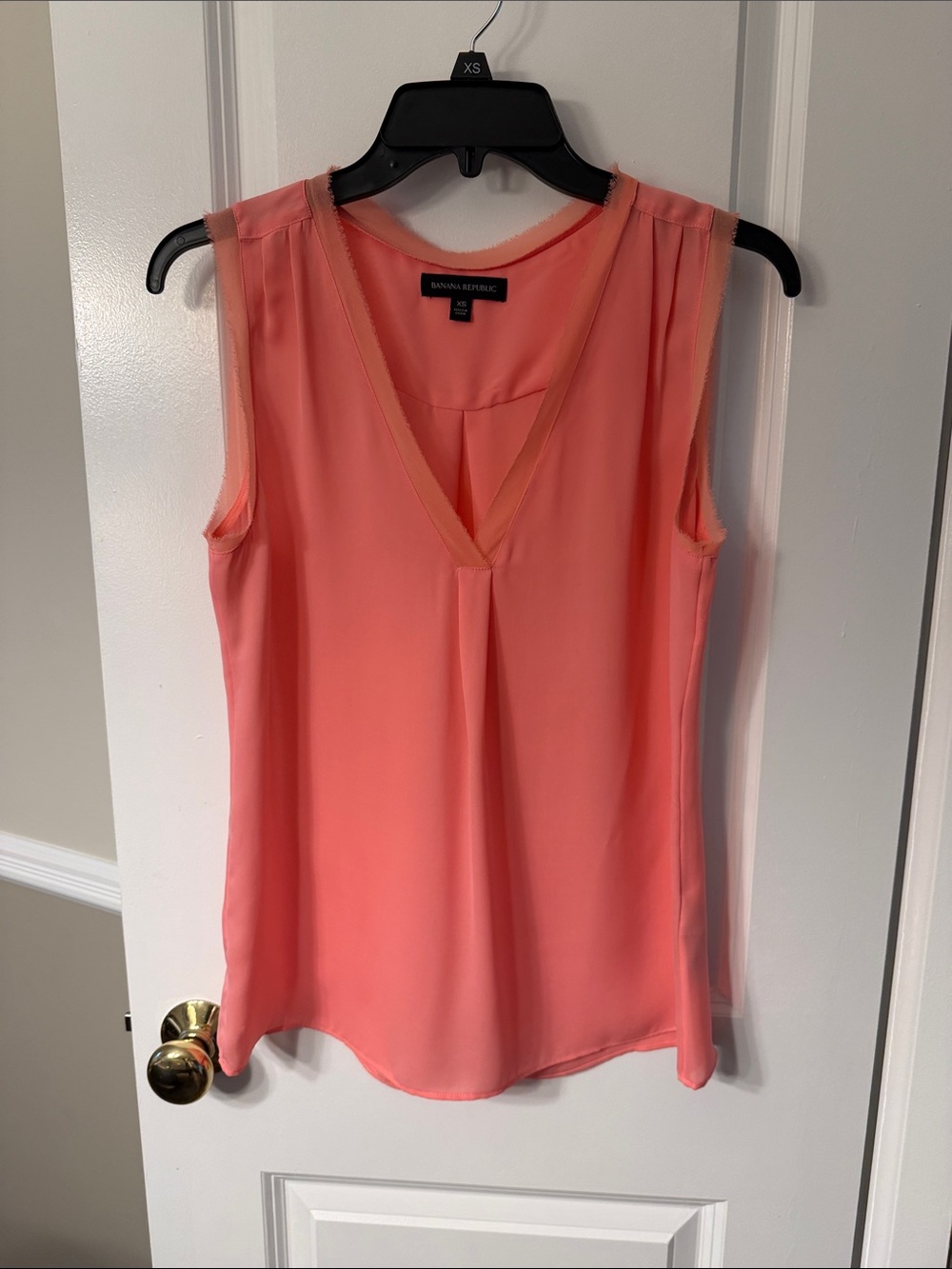Banana Republic women’s XS Coral Sleeveless V-Neck Camisole top blouse tank